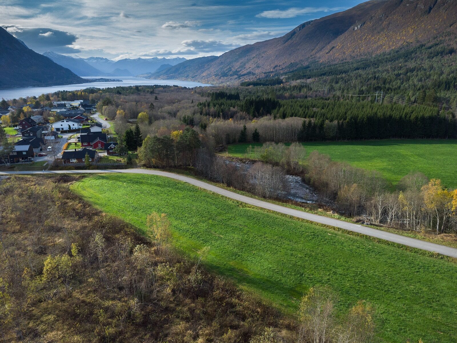Isfjorden sett fra lufta, med dalen og fjorden bak