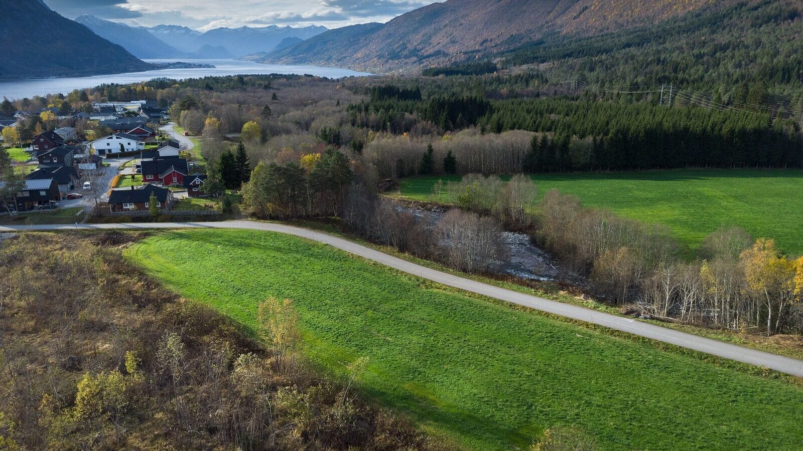 Isfjorden sett fra lufta, med dalen og fjorden bak
